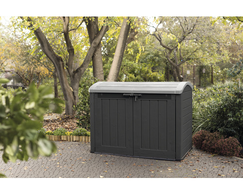 Gartenschrank aus Kunststoff im Außenbereich