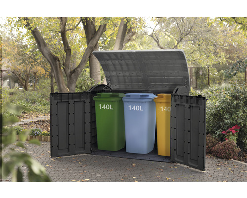 Mülltonnenbox mit drei Mülltonnen im Garten