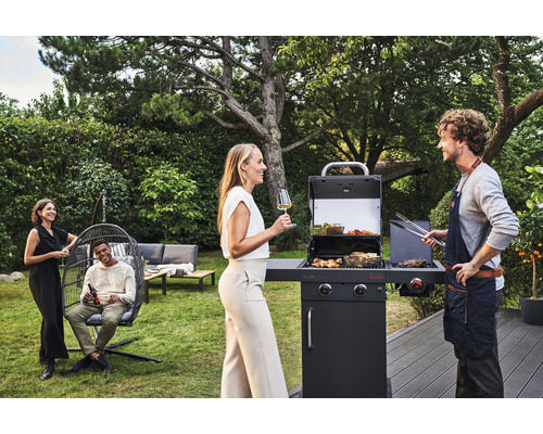 Gartenszene mit Grill, Personen und Gartenmöbeln