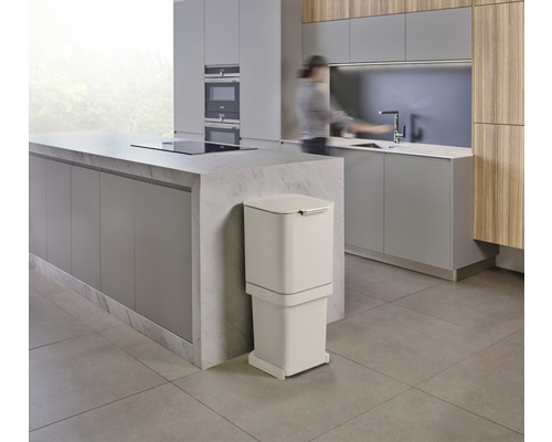 Système de tri des déchets dans une cuisine moderne avec îlot et placards intégrés