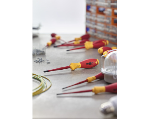 Plusieurs tournevis de la marque Wiha sont posés sur une table.
