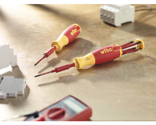 Logo Wiha, deux tournevis et outil d''électricien sur une table