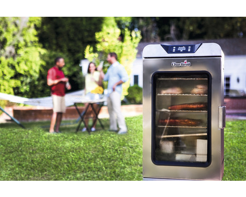 Fumoir en acier inoxydable à l''extérieur avec des personnes en arrière-plan.