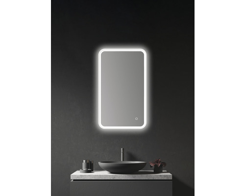 Salle de bains avec miroir lumineux, lavabo et robinet