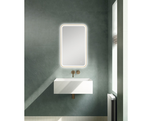 Salle de bains moderne avec miroir lumineux, lavabo à poser et robinet mural