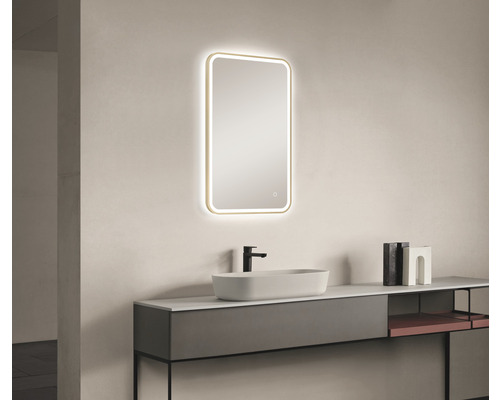 Salle de bains moderne avec miroir rectangulaire avec éclairage, lavabo et meuble-lavabo