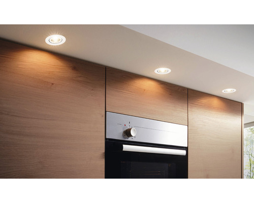 Küchenszene mit eingebauten Strahlern in der Decke und Holzschränken