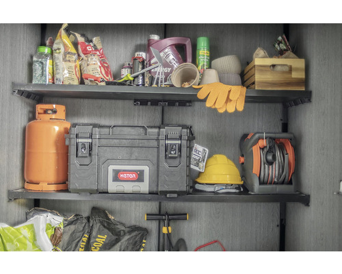 Étagère avec bouteille de gaz, boîte à outils, tuyau d''arrosage et autres objets