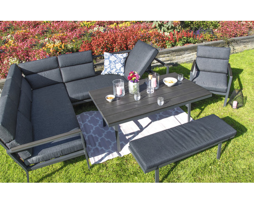 Ensemble de meubles de jardin avec canapé, fauteuil, banc et table sur une pelouse