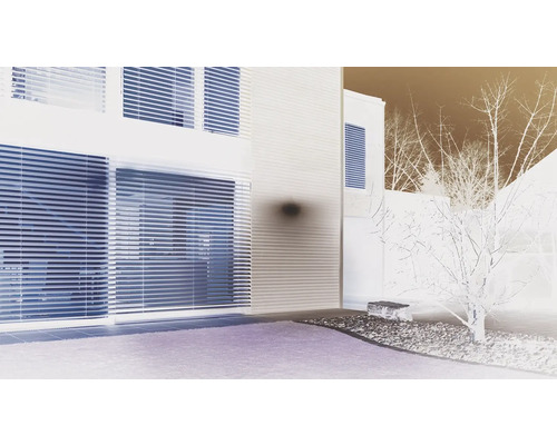 Hausfassade mit horizontalen Jalousien vor Fenstern