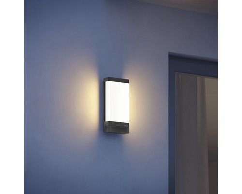 Aussenwandleuchte an einer Wand montiert.