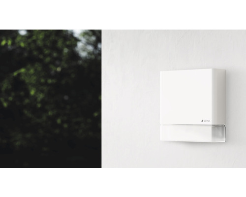 Weißes Hausnummernlicht mit Bewegungsmelder an der Wand