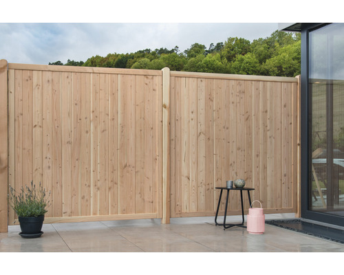 Gartenansicht mit Holzzaun als Sichtschutz