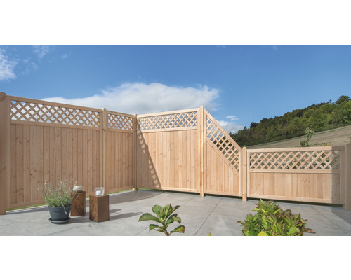 Holzzaun mit Rautenmuster im Gartenbereich