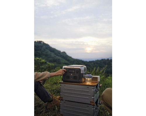 Personne utilisant une centrale électrique portable lors d''un voyage de camping