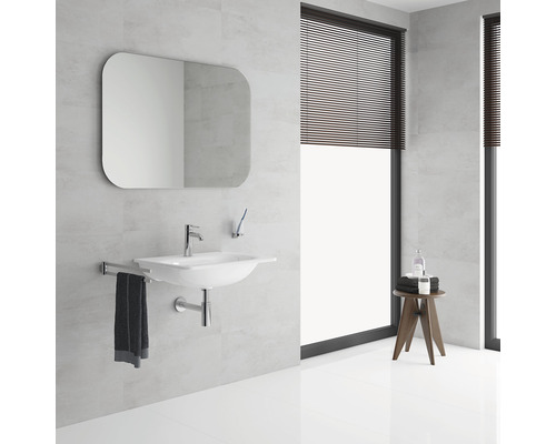 Helles Badezimmer mit Waschbecken, Spiegel und Fenster mit Jalousien