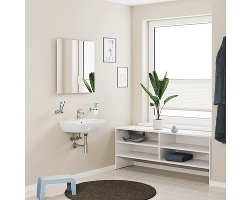 Helles Badezimmer mit Waschbecken, Spiegelschrank und Ablageregal