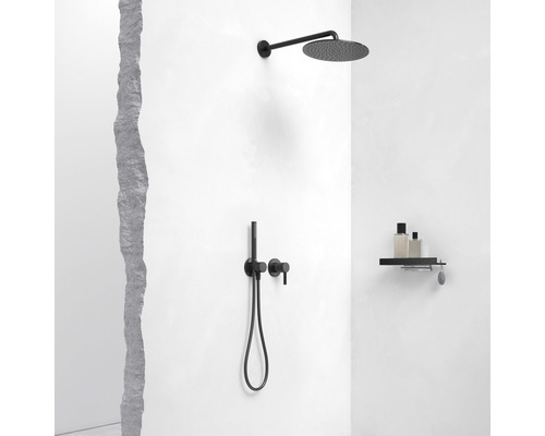 Badezimmer mit Regendusche, Handbrause und Ablage