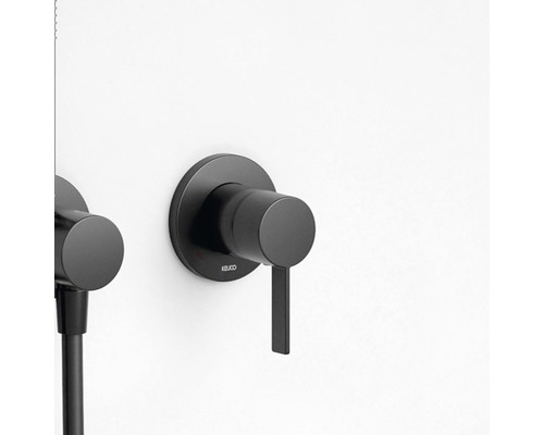 Schwarze Duscharmatur zur Wandmontage