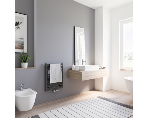 Modernes Badezimmer mit Waschtisch, Spiegel, Handtuchwärmer und Bidet