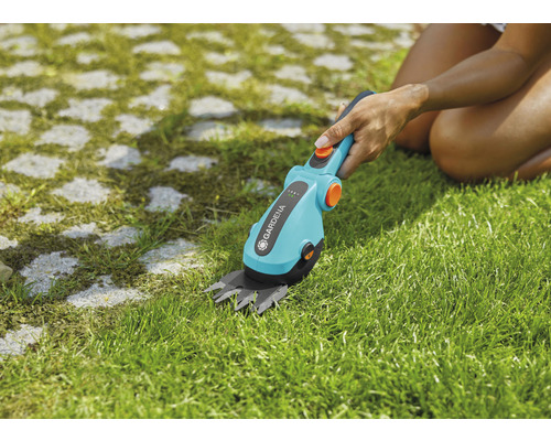 Gardena Akku Grasschere im Einsatz zum Grasschneiden