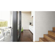 Heller Raum mit strukturierten Wänden, Holzboden und Treppe