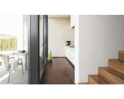 Heller Raum mit strukturierten Wänden, Holzboden und Treppe