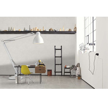 Heller Raum mit Schreibtisch, Lampe, Regal und Dekorationen