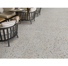 Revêtement de sol clair avec motif dans un espace extérieur avec des sièges