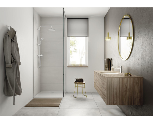 Badezimmer mit Dusche, Waschtisch und Spiegel