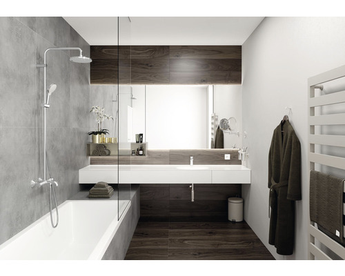 Modernes Badezimmer mit Badewanne, Waschtisch, Spiegel und Handtuchheizkörper