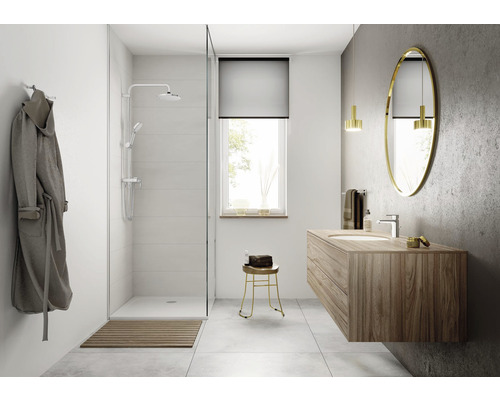 Helles Badezimmer mit Dusche, Waschbeckenunterschrank, Spiegel und Fenster