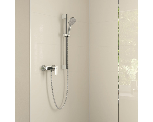 Duschgarnitur mit Handbrause und Thermostatmischer an der Wand