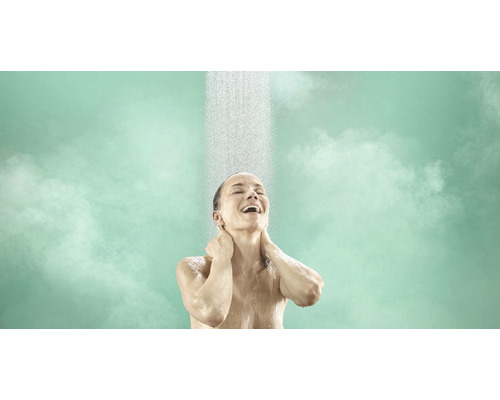 Frau genießt eine Dusche