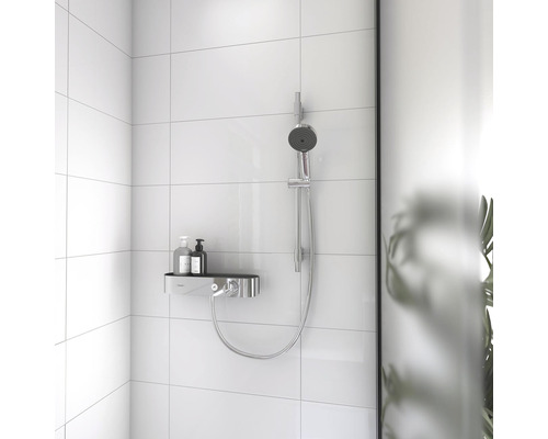 Badezimmer mit Aufputz-Duscharmatur und Ablage