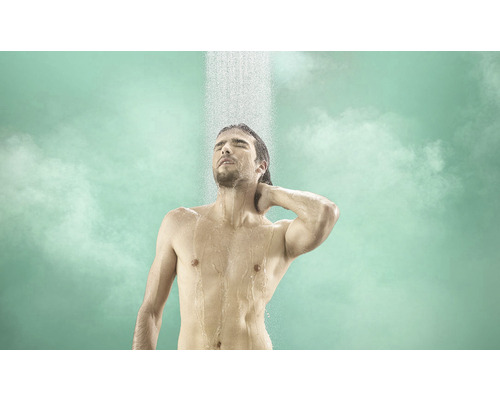 Homme sous la douche
