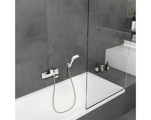 Badezimmer mit Badewanne, Duschwand und Armatur