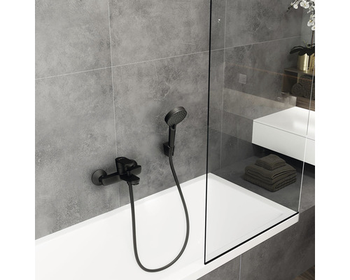 Badezimmer mit schwarzer Armatur, Handbrause und Badewannenaufsatz