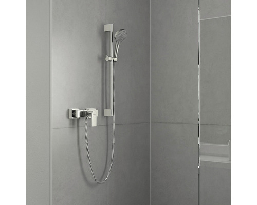 Aufputz-Duscharmatur mit Handbrause und Brausestange im Badezimmer