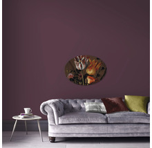 Wohnzimmer mit Sofa, Tisch und Wanddekoration mit Blumenmotiv