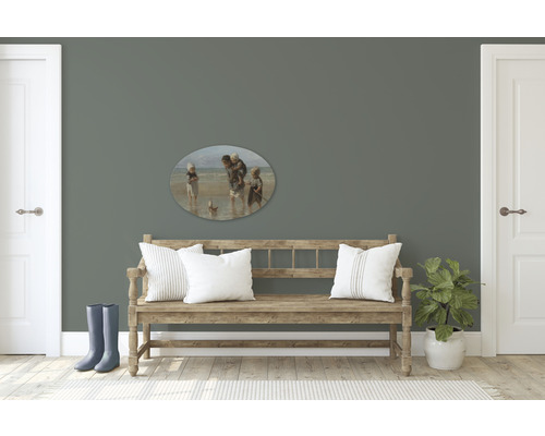 Dekorative Wandkunst mit einer ovalen Leinwand über einer Holzbank im Flur.