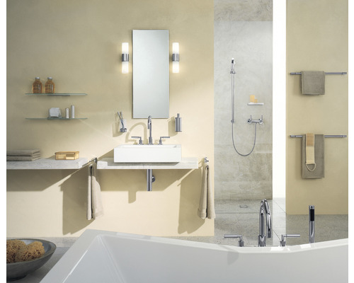 Salle de bains avec lavabo, miroir, douche et baignoire