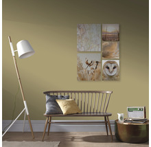 Salon avec banc, lampadaire, tableaux et table d''appoint