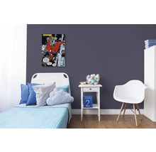 Chambre d''enfant décorée avec tableau mural, lit, table de chevet, chaise et étagère