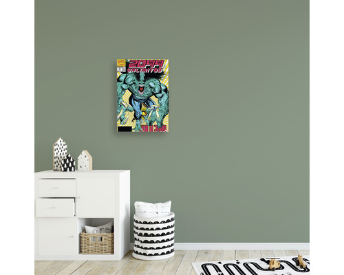 Une toile de bande dessinée est accrochée au mur d''une chambre d''enfant.