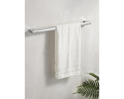 Handtuchhalter mit einem weißen Handtuch im Badezimmer