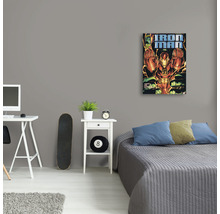 Salon avec bureau et une bande dessinée Iron Man comme décoration murale au mur