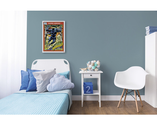 Kinderzimmer mit Bett, Nachttisch, Stuhl und einem gerahmten Black Panther Comic-Poster an der Wand