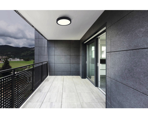 Balkon mit Fliesenboden, Wandverkleidung und Deckenleuchte