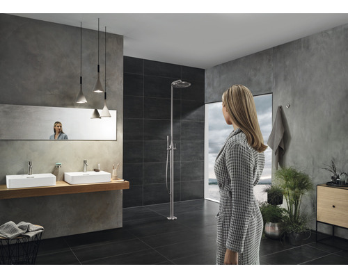 Salle de bain moderne avec douche, lavabo et miroir